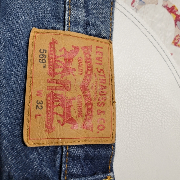 Levi's Men's 569 Loose Straight Denim Shorts - Picture 3 of 3